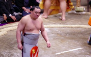 Harumafuji durant le dohyô-iri