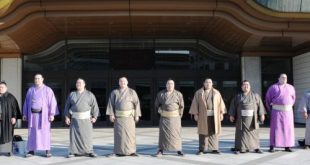 sumotoris en kimono devant le Kokugikan pour Google Street View