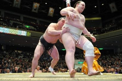 le yokozuna harumafuji sort du dohyo baruto