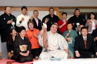 le yokozuna harumafuji tient un poisson