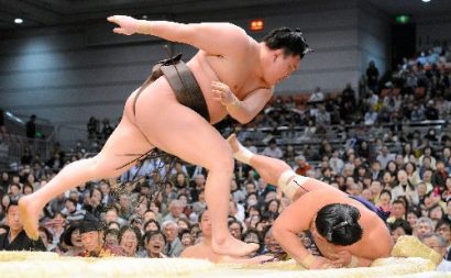 Hakuho prend la tête du tournoi