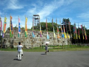 Entrée dans le parc de Nagoya avec les drapeaux de sumo
