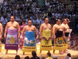 Lutteurs en kesho mawashi sur le dohyo