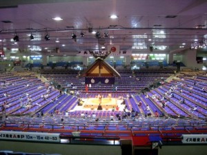 Le public autour du dohyo à Nagoya basho