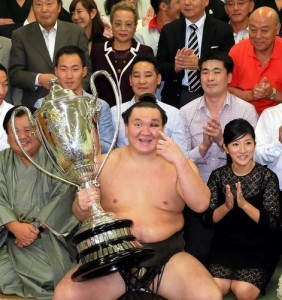 Hakuhô avec son trophée pour son 27ème yûshô
