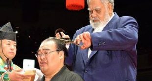 Takamisakari se fait couper le chignon par Takamiyama pour le danpatsu shiki