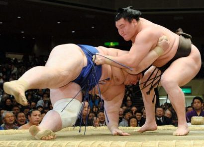 Hakuho domine le tournoi en battant Aoiyama