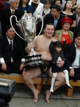 Hakuhô avec le trophée