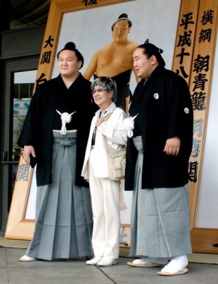 Suzue Sato, l'artiste des portraits avec Hakuhô et Asashoryû