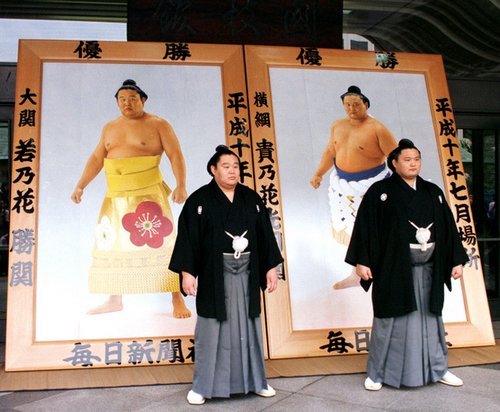 Wakanohana et Takanohana devant leur portrait exécutés par Suzue Sato