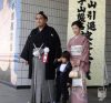 Miyabiyama avec sa femme et son fils
