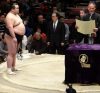 Toyohibiki recoit un prix lors du grand tournoi de sumo