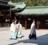 Les prêtres du temple Meiji apportent la tsuna