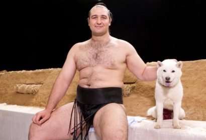 Kotooshu avec le chien dans la publicité pour Softbank