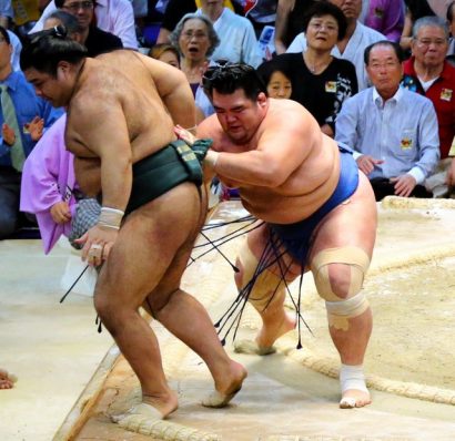 Kotoshogiku expulse Takayasu