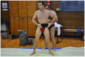 Aintoine aide à mettre le mawashi