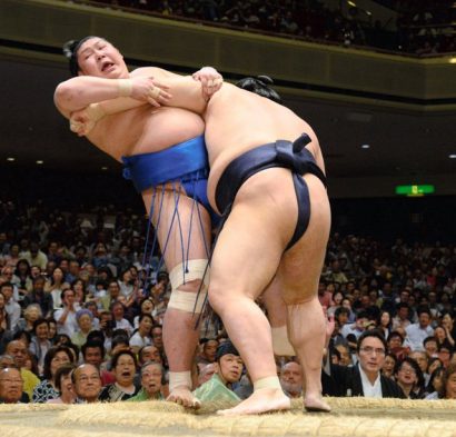 Endô et Jôkôryû lanternes rouges du tournoi. Ici Jokoryu contre Kisenosato