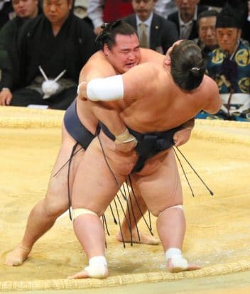 Kakuryû mène le jeu contre Terunofuji