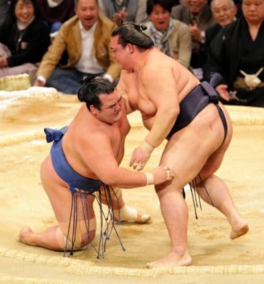 Kisenosato remporte le choc des ôzeki contre Kotoshogiku