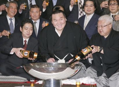 Hakuho célèbre son nouveau record