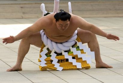 Hakuho lors du yokozuna dohyo iri au temple Meiji