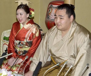 Le yokozuna Kakuryu s'est fiancé avec sa compatriote Dashnyam Munkhzaya annonce leurs fiançailles 