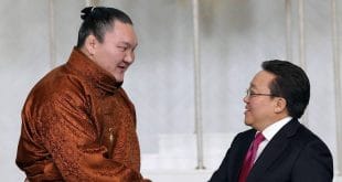 Hakuho avec le président de la Mongolie