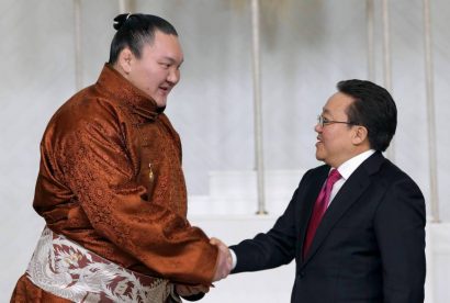 Hakuho avec le président de la Mongolie