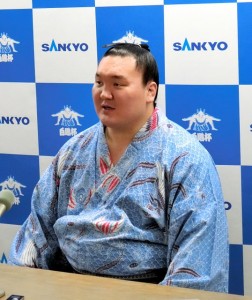 Hakuho en conférence de presse