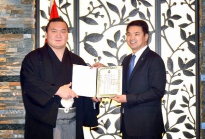 Hakuho recevant l'équivalence de la légion d'honneur mongole