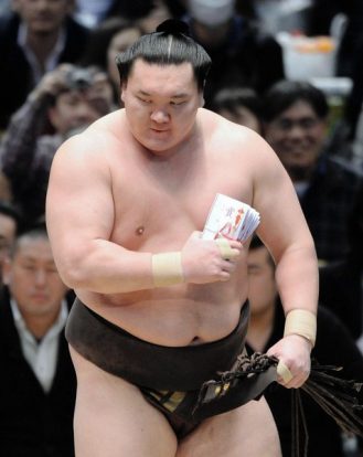 Hakuho avec les kensho