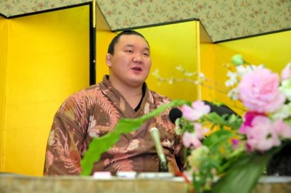 Hakuho évite la controverse sur ses remarqueslors d'une conférence de presse après avoir remporté le Haru basho 2015 à Osaka