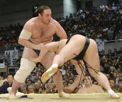 Tochinoshin bat le yokozuna Harumafuji