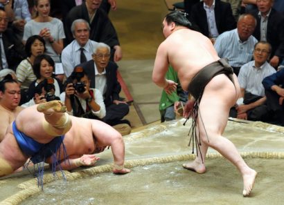 Hakuho domine seul le tournoi