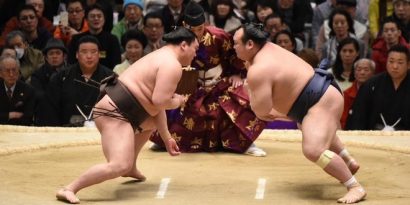 Hakuho et Terunofuji rebondissent. Ici Hakuho face à Takarafuji