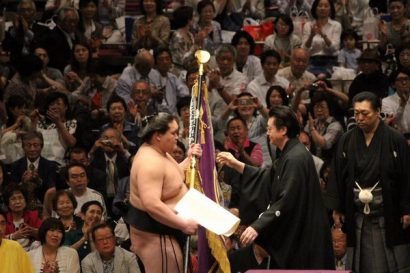 Terunofuji reçoit le drapeau des mains de son oyakata