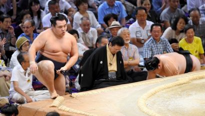 Le duo de yokozuna domine toujours, Kakuryu vainqueur sur Ikioi