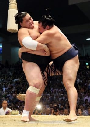 Hakuho et Kakuryu restent leaders en décrochant leur onzième victoire