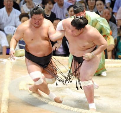 Terunofuji reste invaincu en battant le komusubi Myogiryu