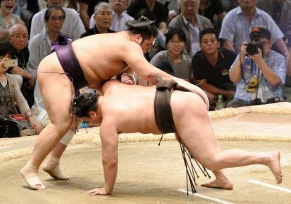 Le sekiwake Tochiozan bat le yokozuna Hakuho