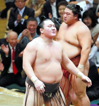 Hakuho après sa défaite. Troisième kinboshi pour Yoshikaze