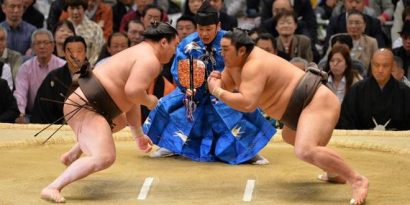 Hakuho prend un mauvais départ en perdant contre Okinoumi