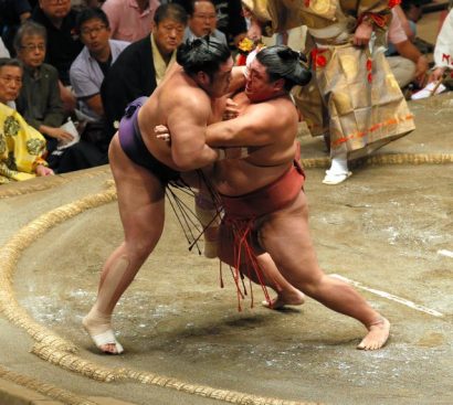 Après avoir vaincu deux yokozuna et deux ôzeki, Yoshikaze a sorti le sekiwake Tochiozan