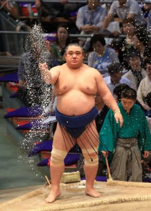 Wakanosato lance du sel