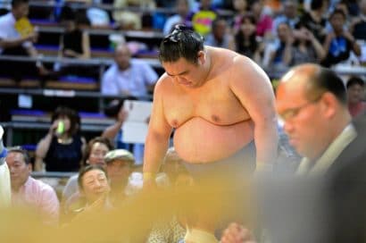 Wakanosato salue le dohyo