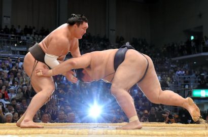 Hakuho conserve sa place de leader après avoir battu l'ôzeki Kisenosato