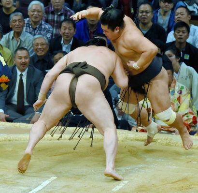 En battant Myogiryu, le yokozuna Hakuho devient le premier lutteur à atteindre le kachi koshi.