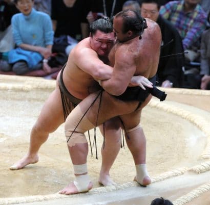 Hakuho et Kotoshogiku mènent