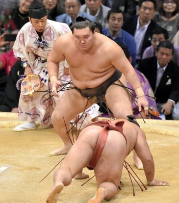 Hakuho se venge de Yoshikaze