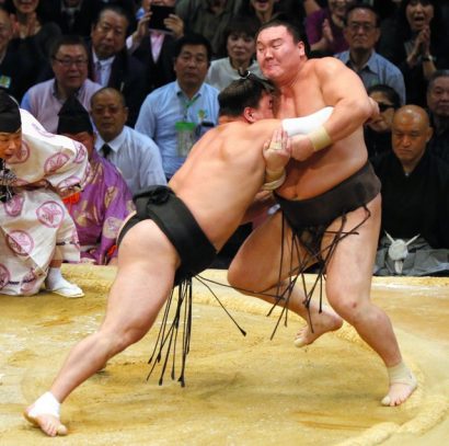 Harumafuji revient au score en battant Hakuho